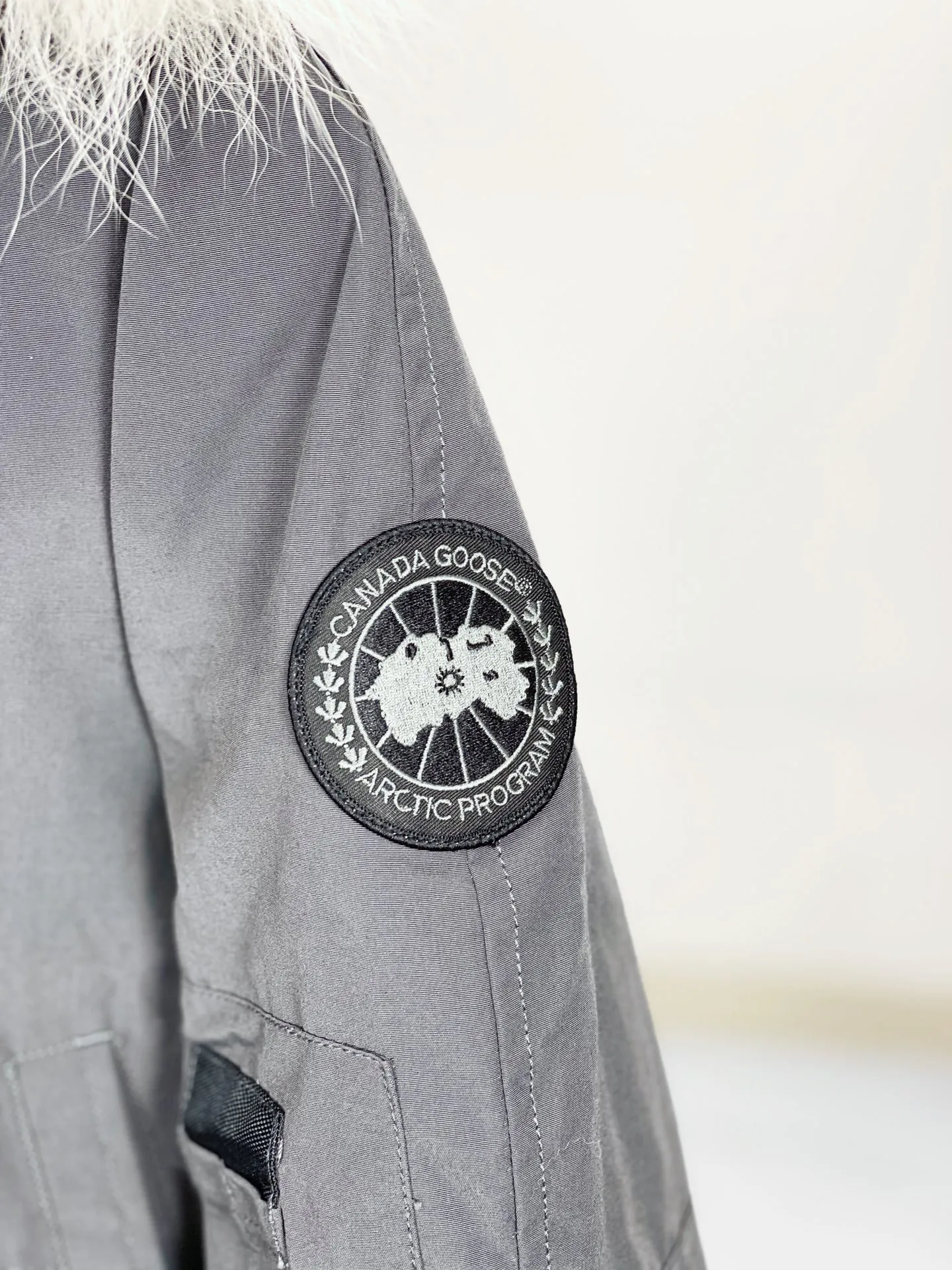 P780 Canada goose/Canada Goose Chilliwack 01 bomber jacket down jacket, authentic original clothing mold, all accessories are customized from the original factory. 💯The softness of the fabric is compared with the original product, and it can be restored by kneading at will (fabric misunderstanding: it is not a high-hardness fabric that is waterproof. Only those who buy the latest authentic version this year will notice the softness and comfort of the fabric) 💯The down is synchronized with the authentic white duck down, fluffy and not clumps, electronically controlled down filling machine. 💯Customized authentic YKK zipper pullers, high hardness and no jamming 💯The fur collar is custom-made from coyote skins in western Canada, the original version has the same origin 💯All workmanship and wiring are controlled by workers with more than ten years of service. They must be horizontal and vertical, and are not crooked. The inner wiring density is more sophisticated. Feel free to compare 💯Goose logo on sleeves, collar label, washed label, hangtag, zipper cord, pocket label, cuff thread, hem thread All details are updated simultaneously with the original product. The best version with the most complete colors. Sizes: XS-XXL (size chart attached below)